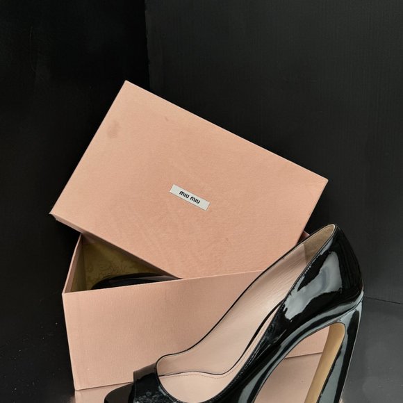 Miu Miu Black Patent Leather Curved Heel Open Toe Vernice Platform PumpsResort 2 - Picture 7 of 15
